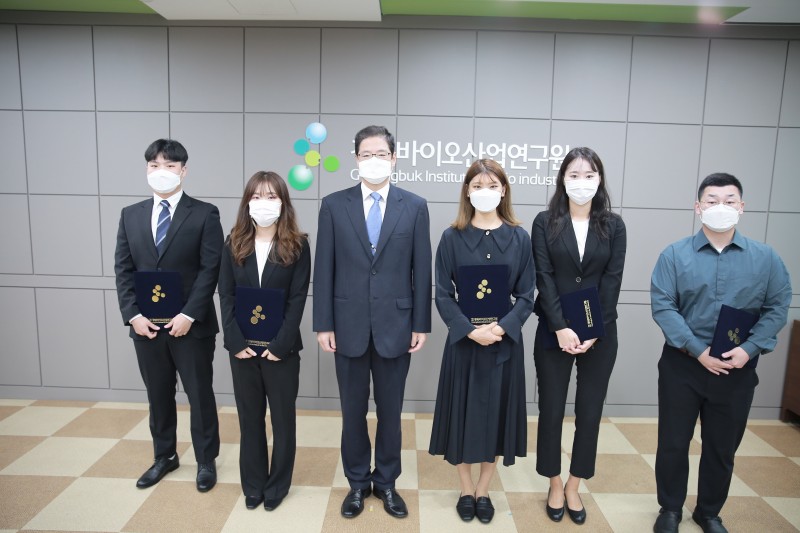 신규입사자 5명 및 연구원장 기념 사진