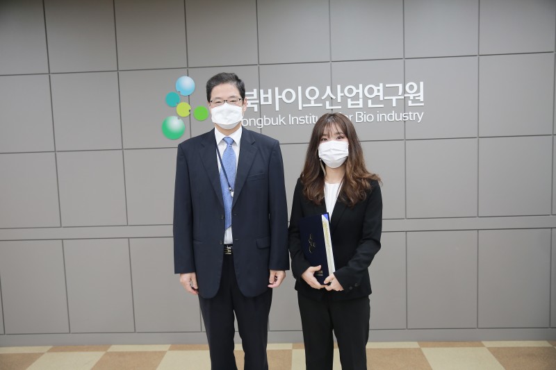 권지윤 신규입사자 이택관 원장 기념사진
