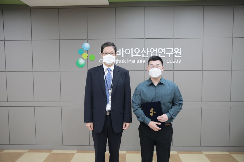 박중배 신규입사자 이택관 원장 기념사진