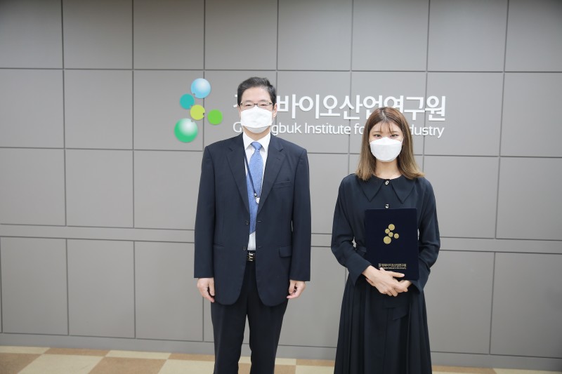김지영 신규입사자 이택관 원장 기념사진