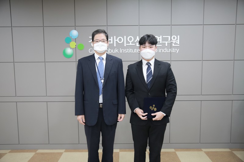 오민석 신규입사자 이택관 원장 기념사진