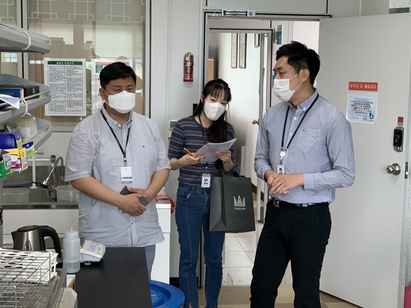 킹덤플랜트 직원 분석검사 실험실 투어 사진