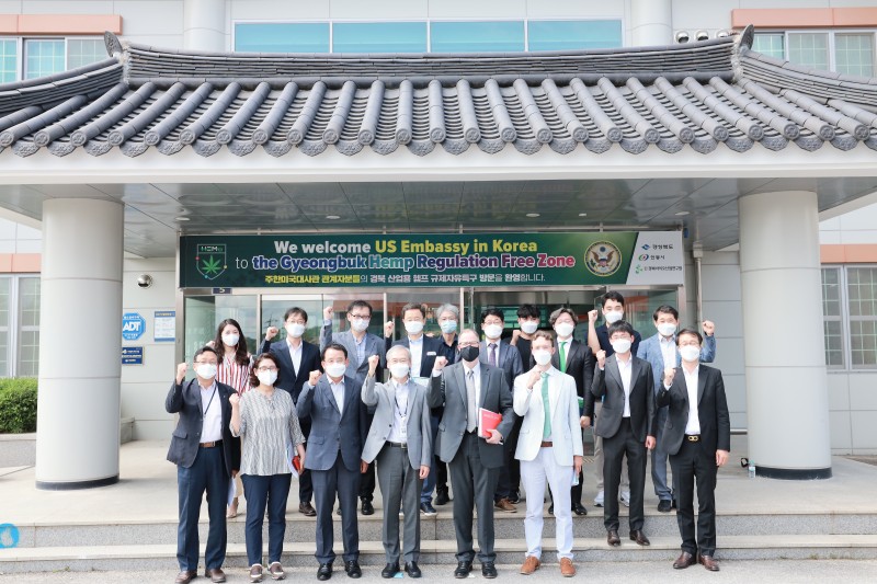 주한美대사관 농무참사관 일행 「경북산업용헴프 규제자유특구」‘방문’/기념단체사진